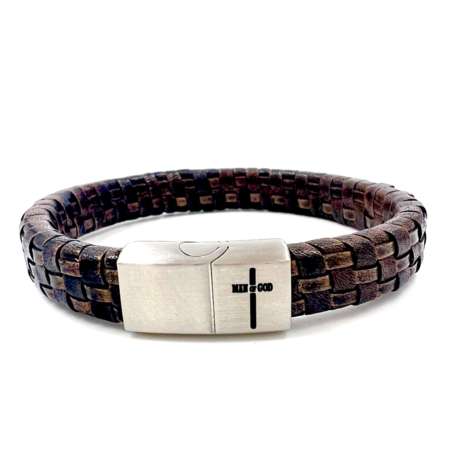 Donkerbruin gevlochten armband met metalen sluiting en logo van Man of God, op witte achtergrond.