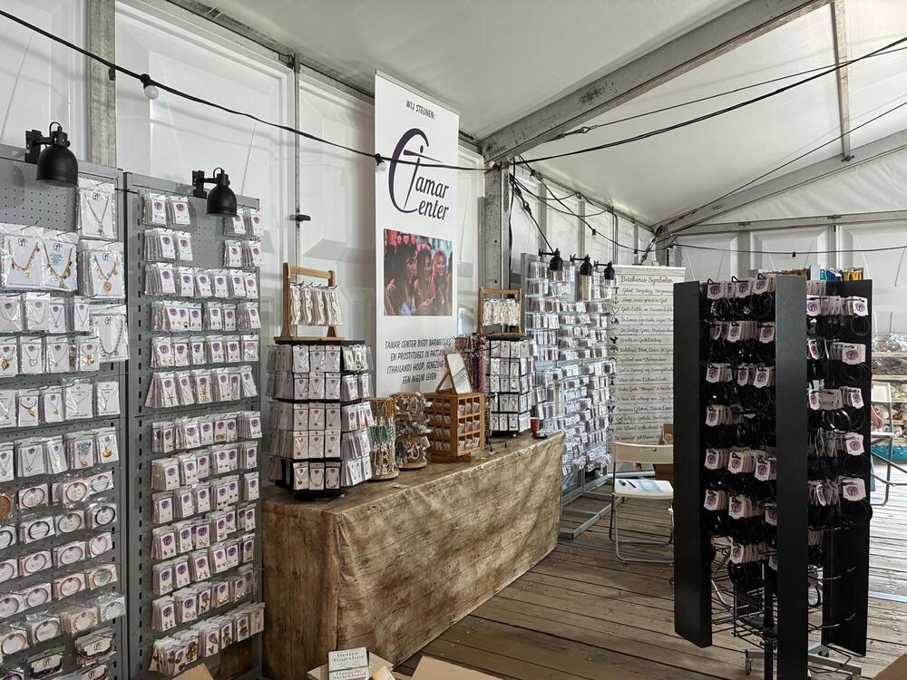 Winkelstand in een tent met sieraden, verpakte christelijke sieraden van Grace And Praise