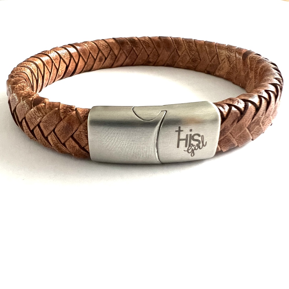 Camel Bruine gevlochten leren armband met zilverkleurig magneetslot en “His Girl” tekst, op witte achtergrond.