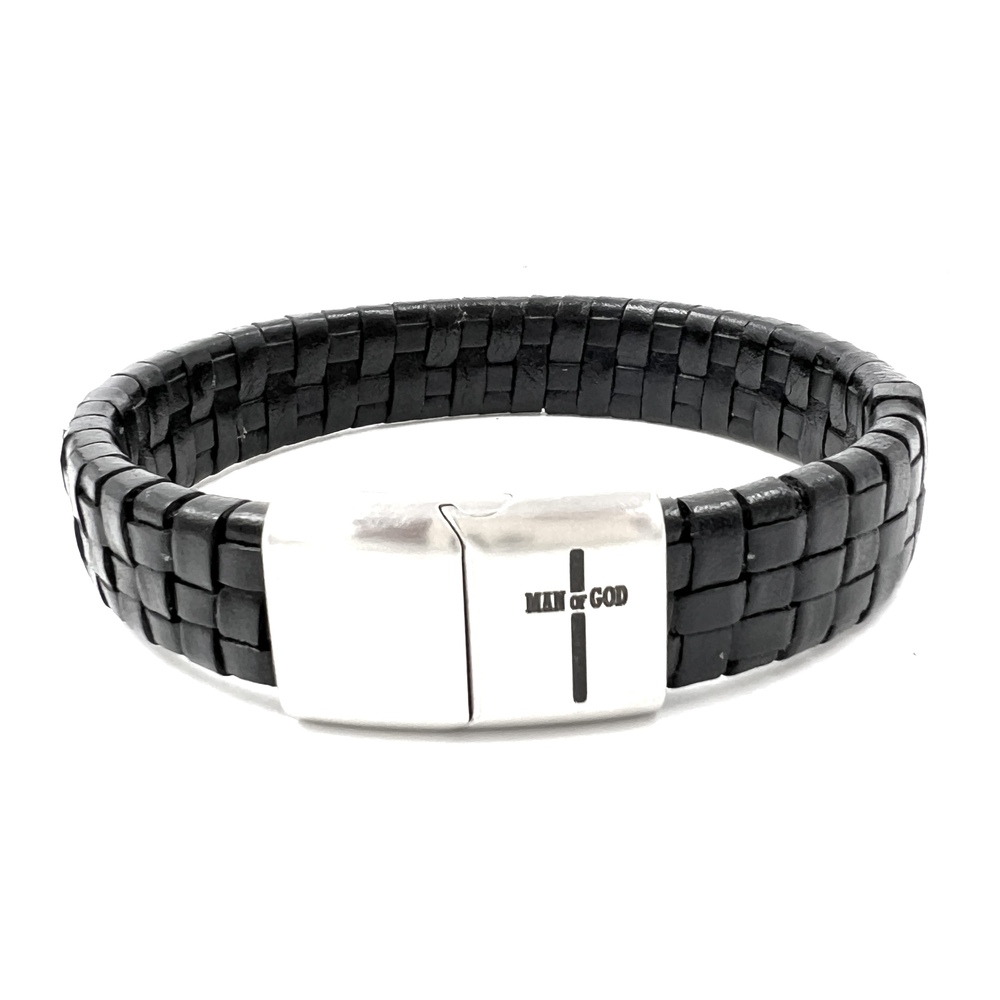 Zwart leren armband met geweven patroon en zilver rvs magneetslotje, met gravure Man of God, op witte achtergrond.