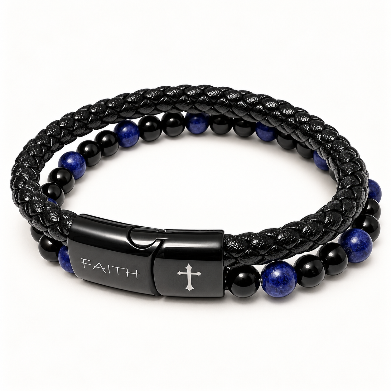 Zwarte leer en kralenarmband met blauwe stenen, metalen magneetsluiting met kruis en “FAITH” op witte achtergrond.