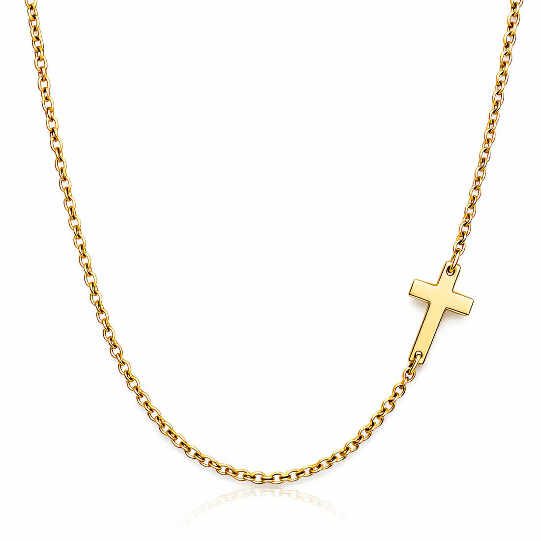 Gouden ketting met schakelstructuur en kruisvormige bedel rechts op witte achtergrond.